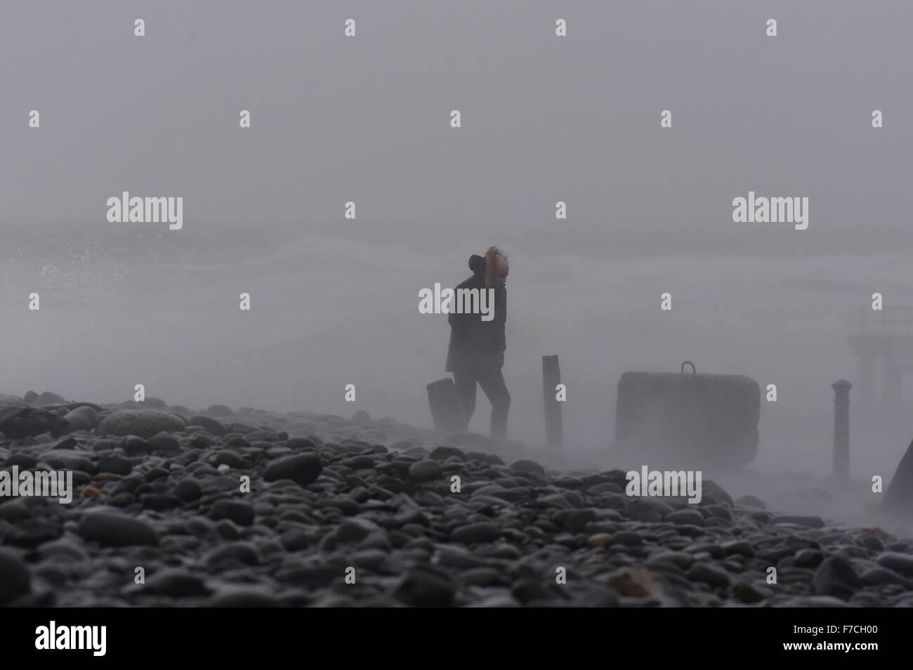 Pays de Galles Aberystwyth UK, dimanche 29 novembre 2015 météo FRANCE : Pour une deuxième journée consécutive des coups de vent et les hautes marées apportent d'énormes vagues s'écraser dans la mer de défense dans l'ouest du pays de Galles Aberystwyth sur une côte 'jaune' être au courant de la mise en garde par le Met Office est toujours en place pour l'ensemble du pays de Galles pour aujourd'hui et demain . Des rafales autour de la côtes ouest pourrait atteindre 70mph, apportant la possibilité de dommages matériels et d'interruption de voyage Crédit photo : Keith Morris / Alamy Live News Banque D'Images