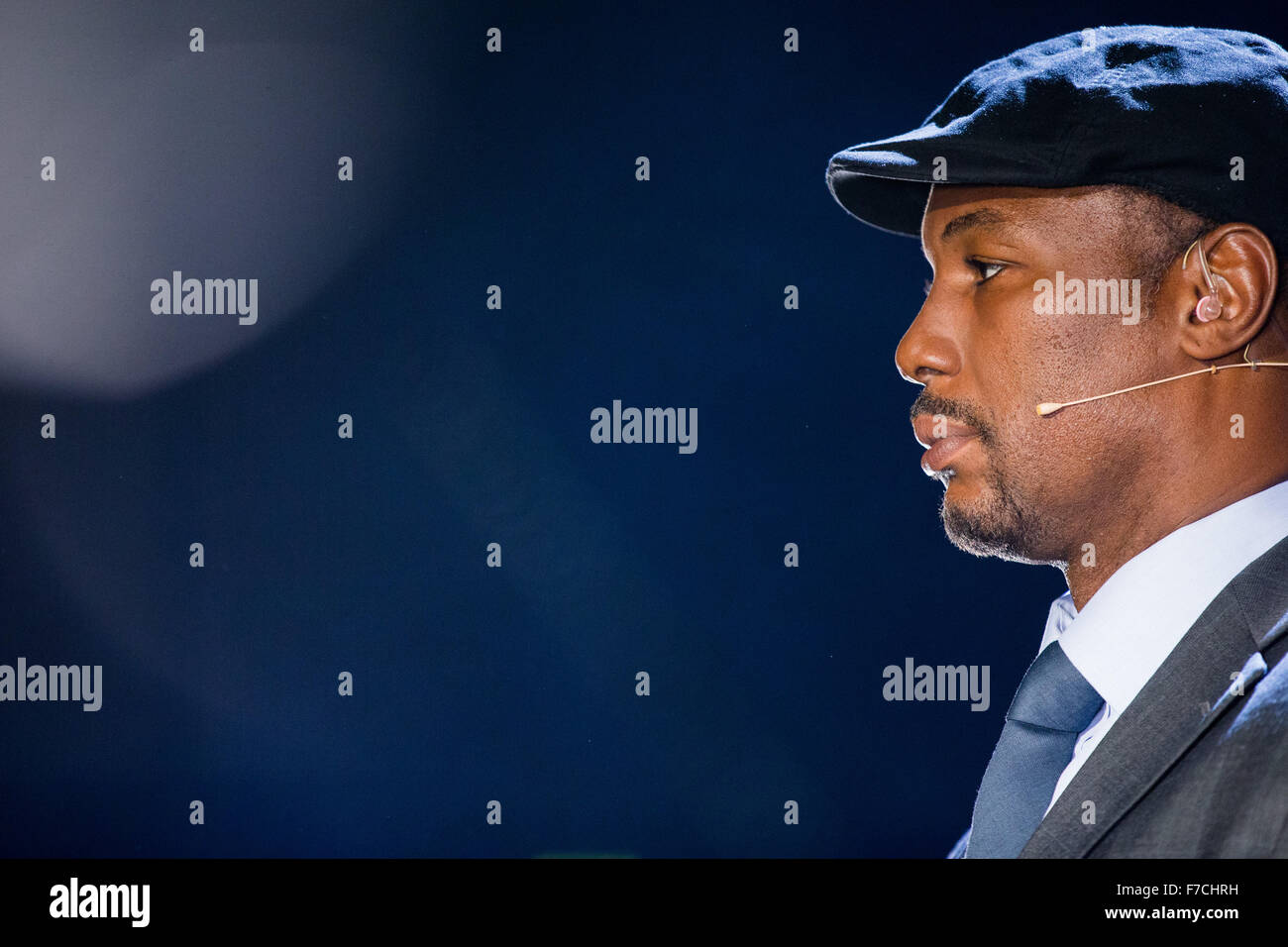 Düsseldorf, Allemagne. 28 Nov, 2015. Fromer boxeur britannique Lennox Lewis sur le ring de boxe de l'Esprit Arena de Düsseldorf, Allemagne, 28 novembre 2015. Photo : ROLF VENNENBERND/dpa/Alamy Live News Banque D'Images