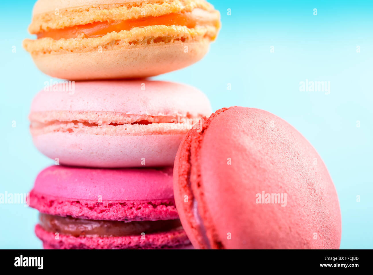 Macarons français sur fond bleu Banque D'Images