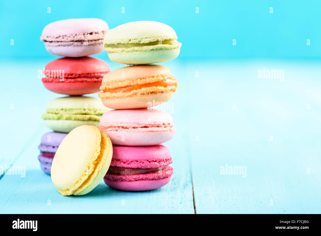 Macarons français sur fond bleu Banque D'Images