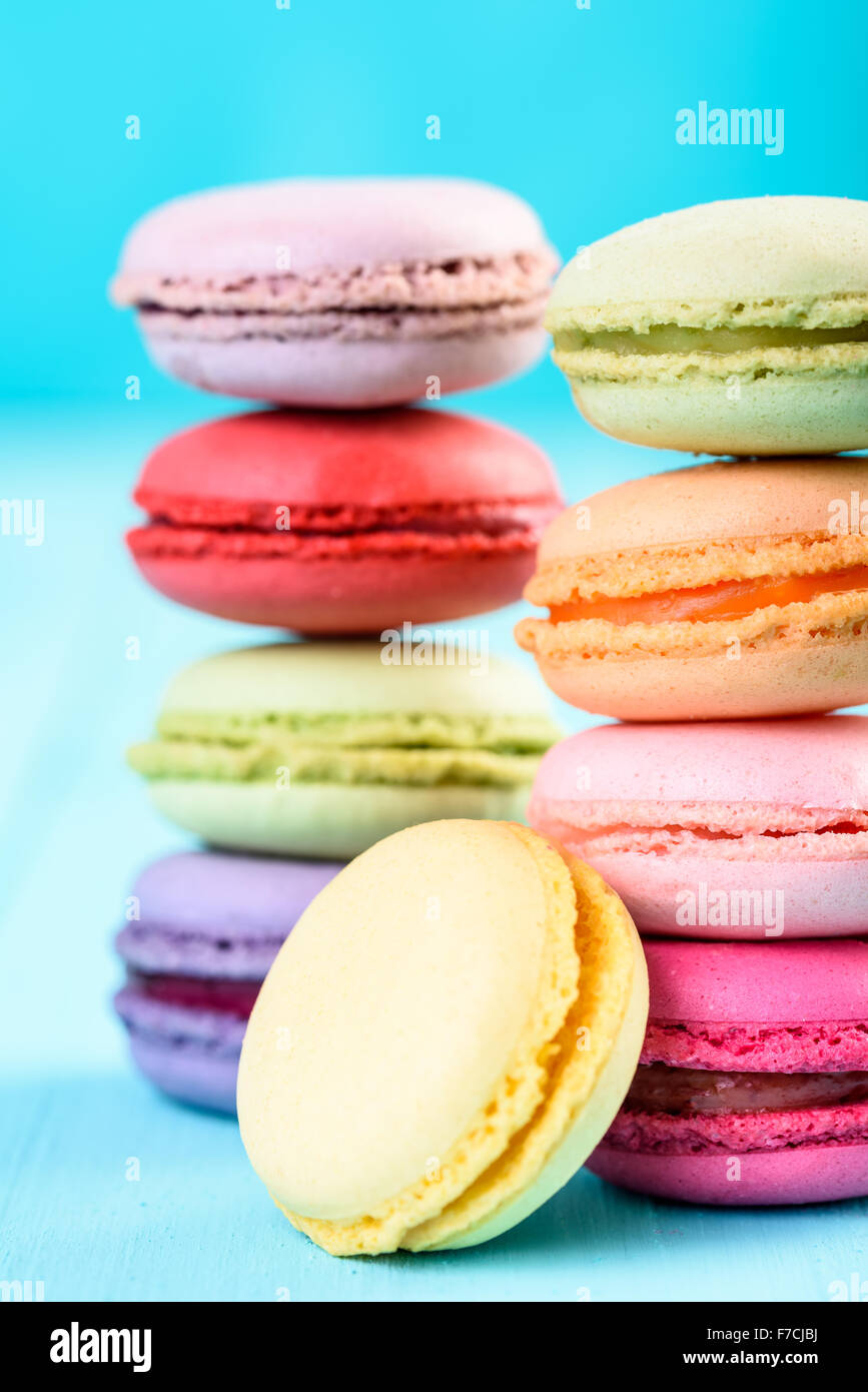Macarons français sur fond bleu Banque D'Images