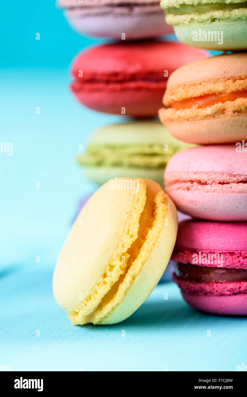 Macarons français sur fond bleu Banque D'Images