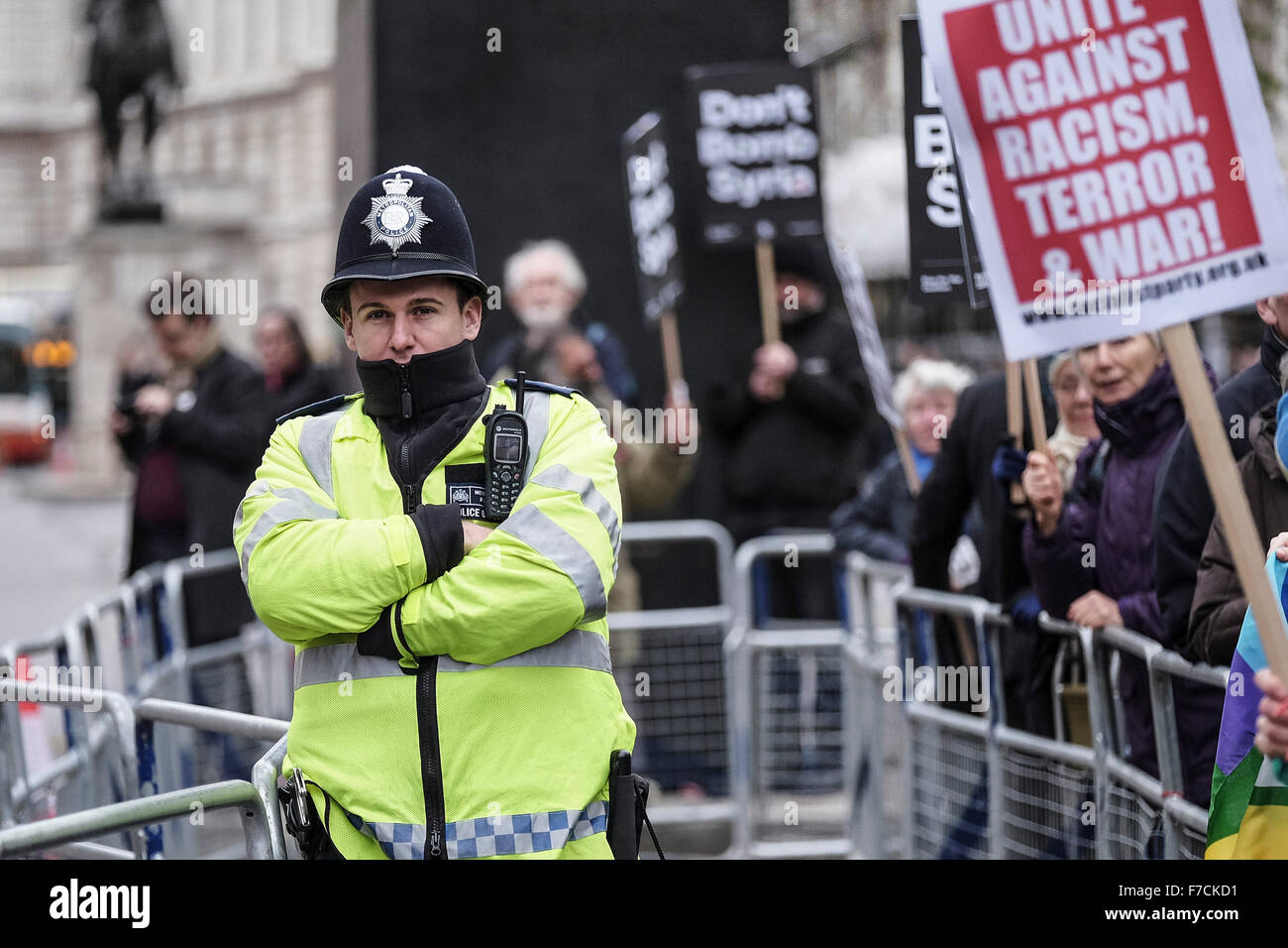 Un policier en service que les manifestants se rassemblent en face de Downing Street à Londres pour protester contre le gouvernement britannique pro Banque D'Images