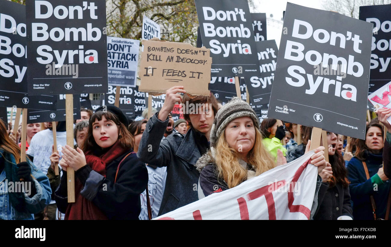 Les manifestants se rassemblent en face de Downing Street à Londres pour protester contre la proposition du gouvernement britannique de bombardement de commencer la Syrie. Banque D'Images