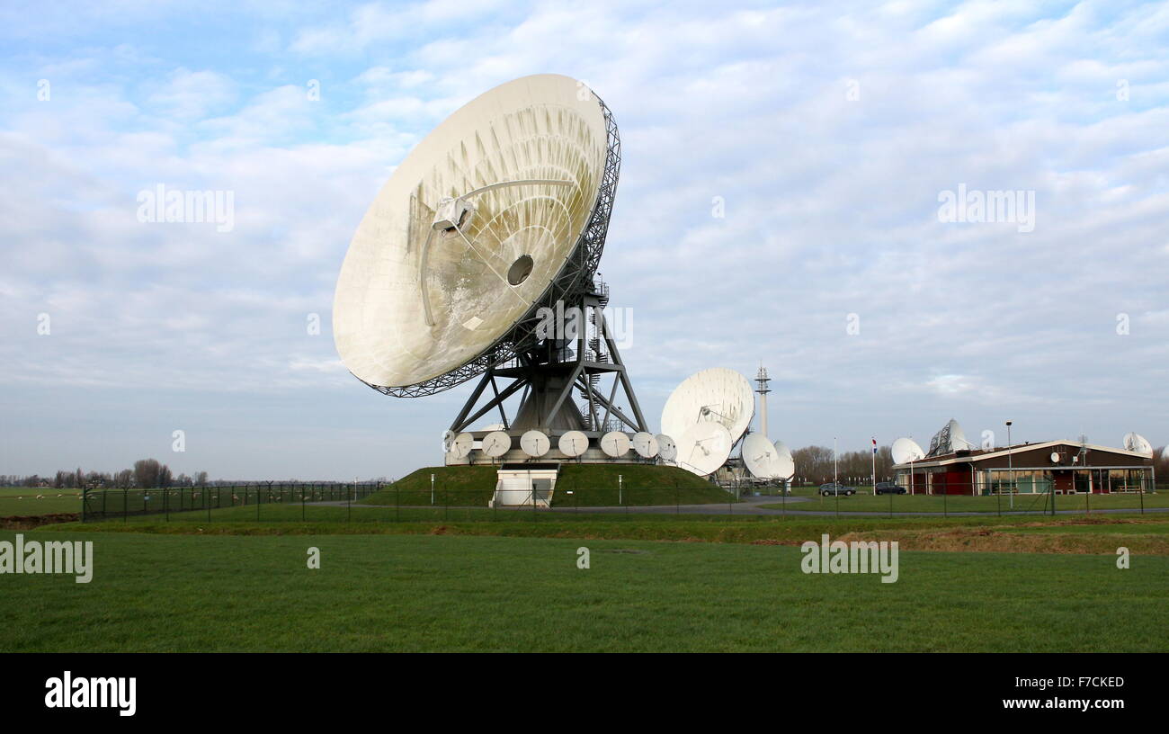Plats à 12 stations au sol pour satellites, station d'interception du trafic par satellite. Unité mixte Cyber Sigint, JSCU Burum, Holland Banque D'Images