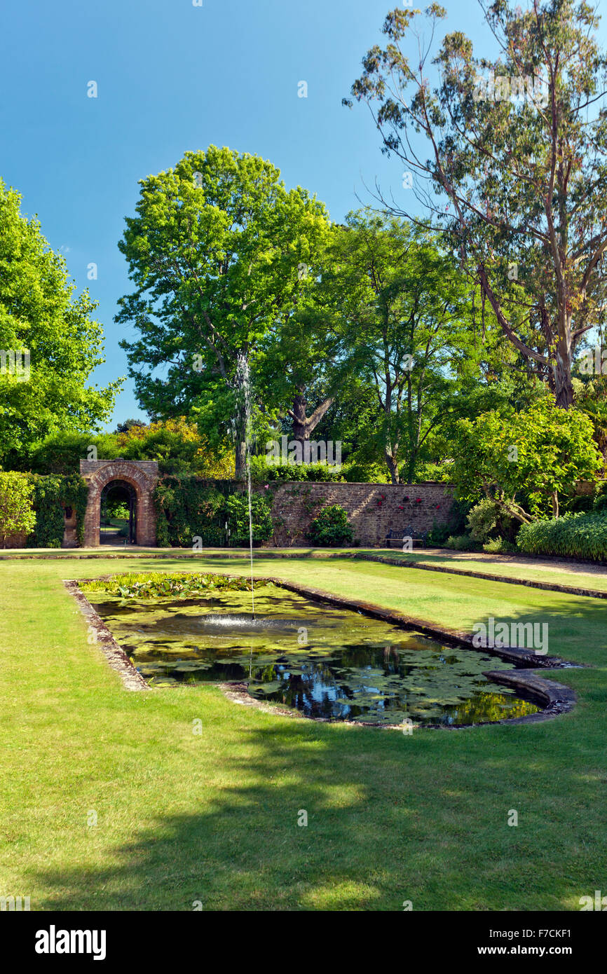 La piscine et la fontaine dans le jardin privé à Athelhampton House Gardens, Dorset, England, UK Banque D'Images