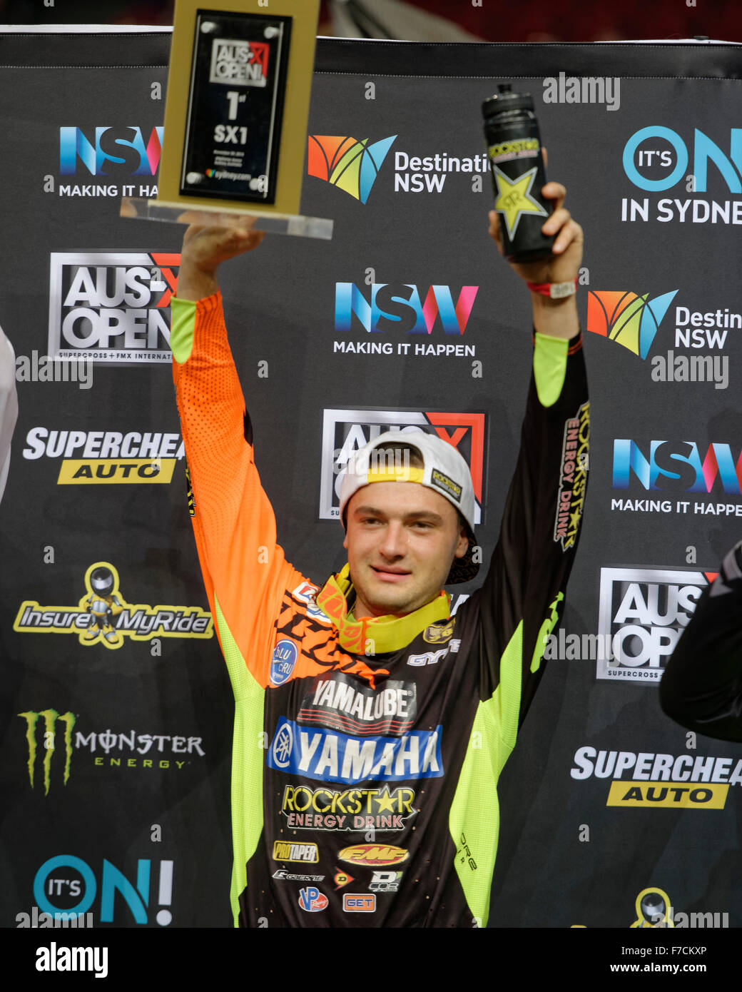 Le Parc olympique de Sydney, Sydney, Australie. 29 Nov, 2015. L'AUS-X ouvert Motocross. Jour 2. Gagnant Cooper Webb (Yamaha), montre son premier trophée place dans la SX1 (450cc) de la finale AUS-X ouvert Motocross. © Plus Sport Action/Alamy Live News Banque D'Images