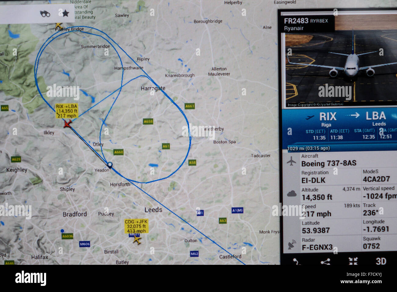 Leeds, West Yorkshire, Royaume-Uni. 29 novembre, 2015. Application Radar vol montre un vol Ryanair FR 2454-2483 de Riga à l'aéroport de Leeds Bradford encerclant le voisinage avant d'être détournées à Liverpool en raison de vents violents. Credit : Mick Flynn/Alamy Live News Banque D'Images