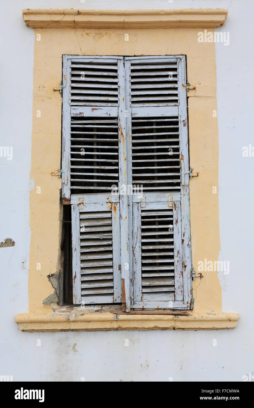 Vieux volets traditionnels, Larnaca, Chypre. Banque D'Images