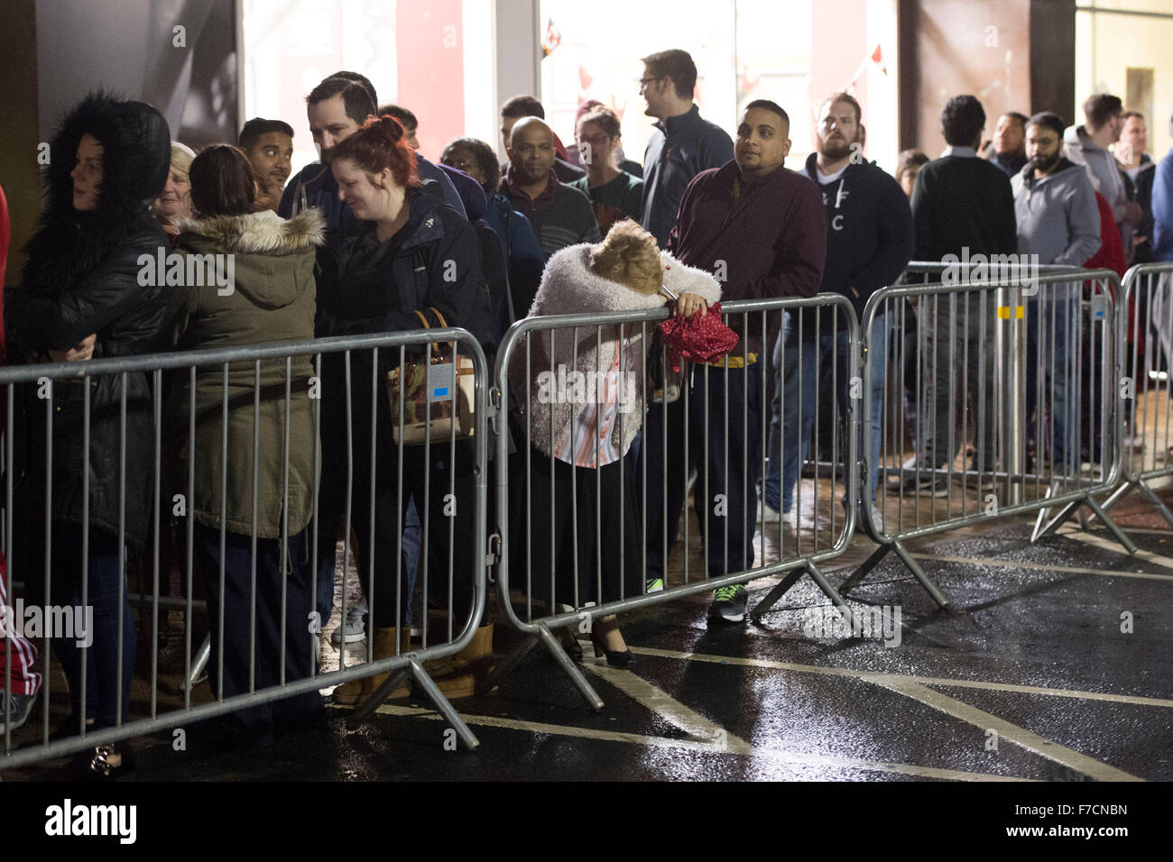 File d'acheteurs pour le Black Friday ventes chez Tesco supermarché supplémentaire sur l'Avenue de l'ouest de Cardiff, Galles du Sud. Banque D'Images