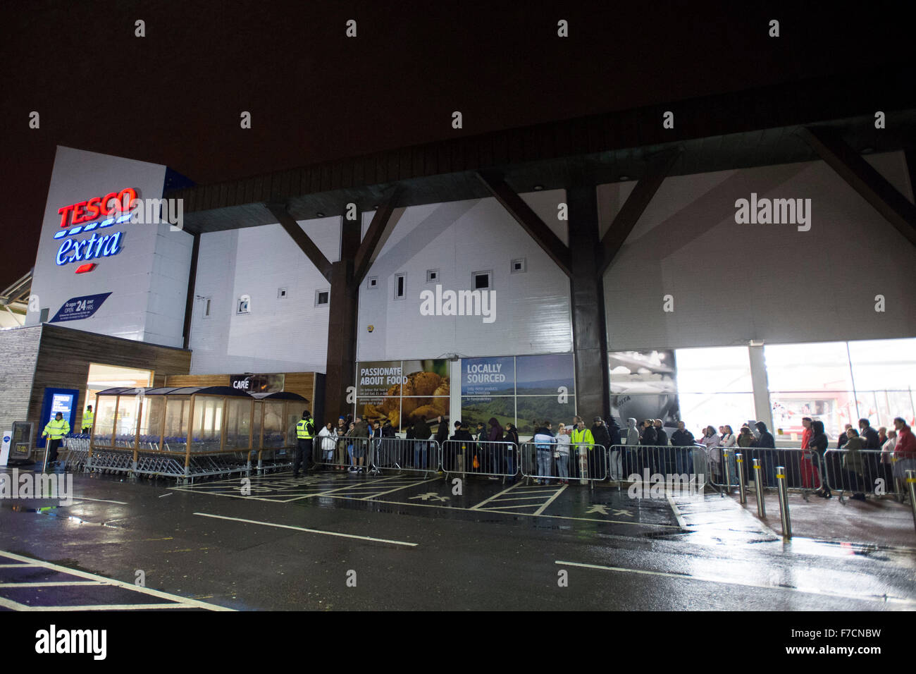 File d'acheteurs pour le Black Friday ventes chez Tesco supermarché supplémentaire sur l'Avenue de l'ouest de Cardiff, Galles du Sud. Banque D'Images