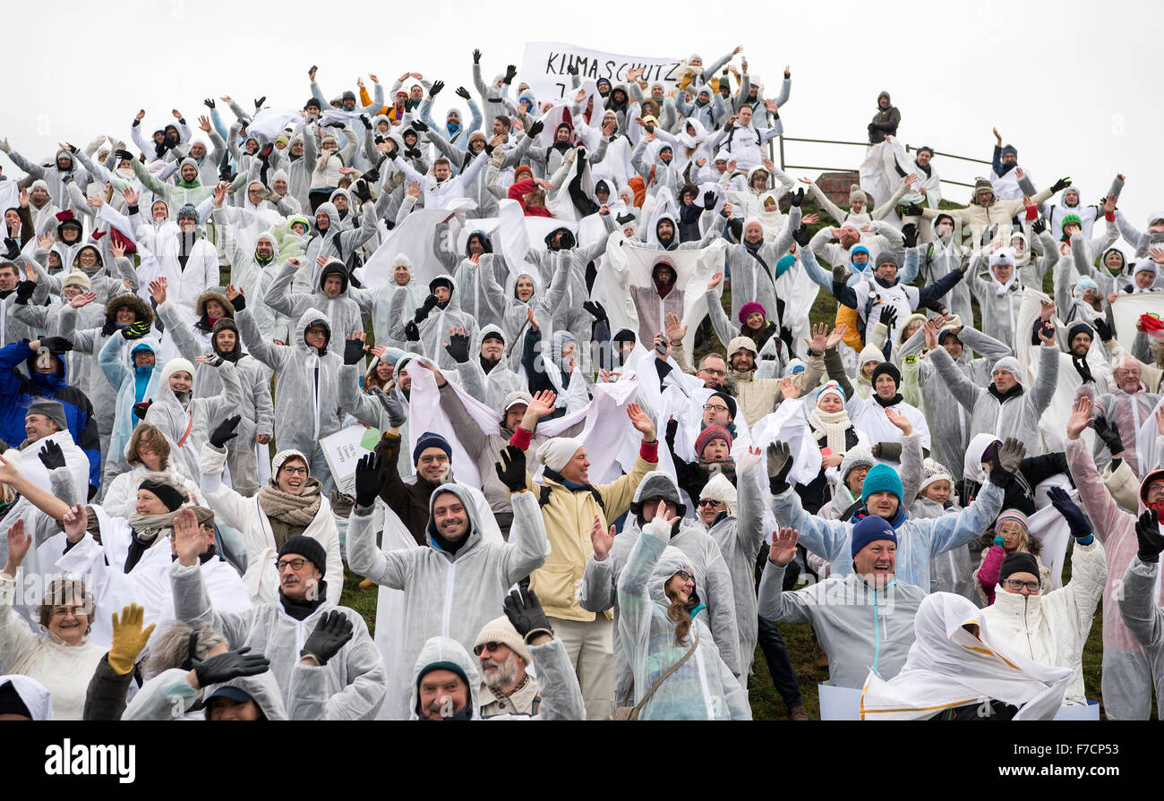 De nombreuses personnes habillées en vêtements blancs forment un glacier symbolique pour promouvoir la protection du climat à Munich, Allemagne, 29 novembre 2015. Une campagne locale appelée l'alliance pour le "sommet mob' d'avance sur la Conférence des Nations Unies sur les changements climatiques qui se tiendra à Paris, France, du 30 novembre au 11 décembre 2015. Photo : SVEN HOPPE/dpa Banque D'Images