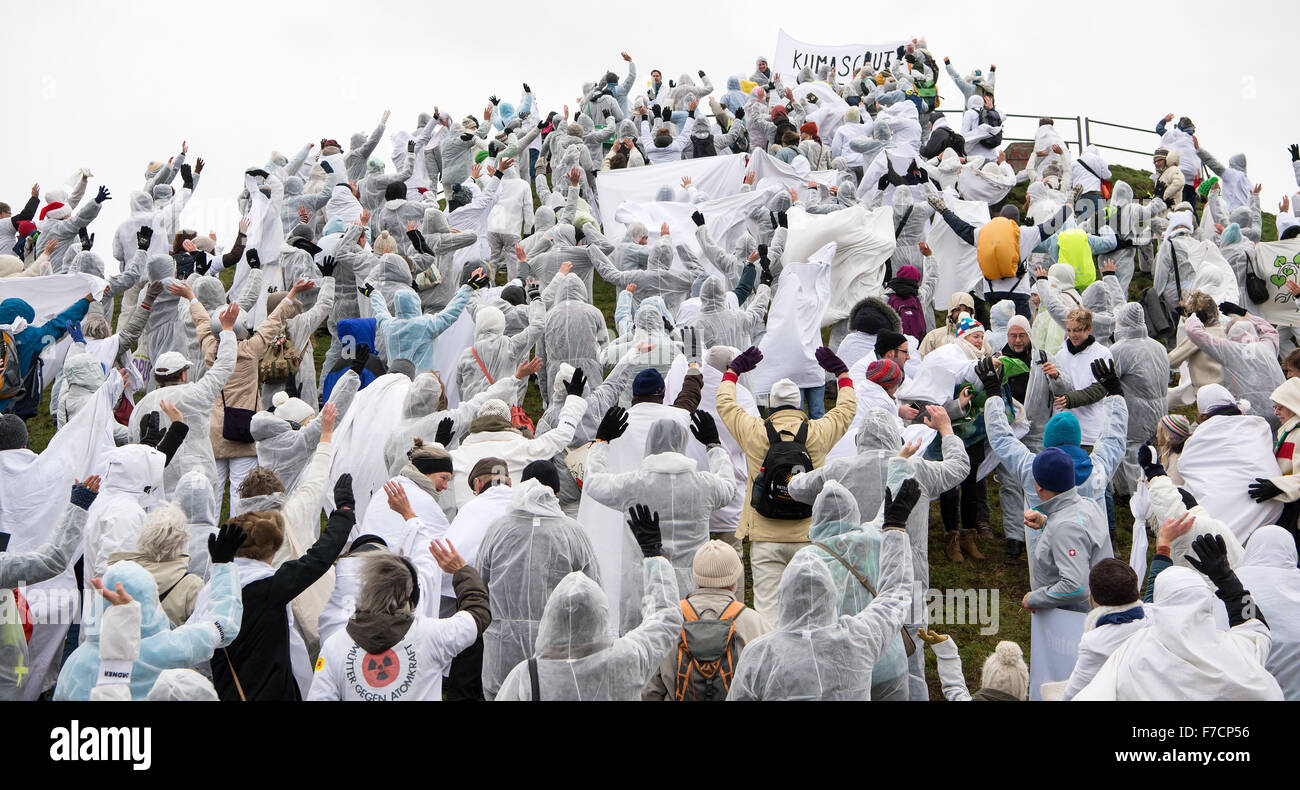 De nombreuses personnes habillées en vêtements blancs forment un glacier symbolique pour promouvoir la protection du climat à Munich, Allemagne, 29 novembre 2015. Une campagne locale appelée l'alliance pour le "sommet mob' d'avance sur la Conférence des Nations Unies sur les changements climatiques qui se tiendra à Paris, France, du 30 novembre au 11 décembre 2015. Photo : SVEN HOPPE/dpa Banque D'Images