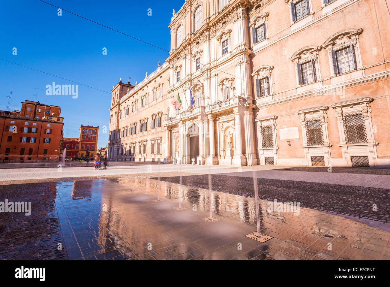 Modène, Émilie-Romagne, Piazza Roma Square et du Palais des Doges Banque D'Images