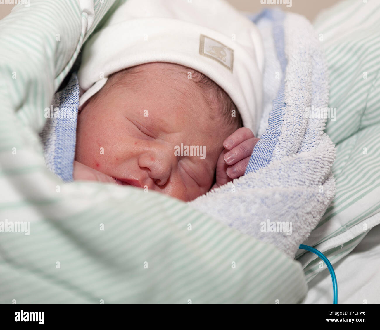 Bebe Nouveau Ne Garcon Enveloppe Chauds Juste Apres La Naissance A L Hopital Communique De Modele Oui Biens Non Photo Stock Alamy