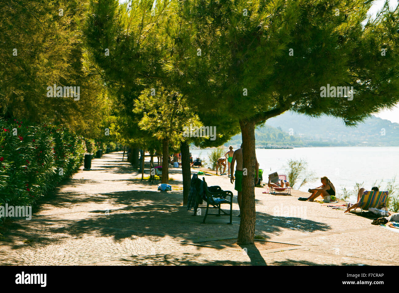 Trieste, Italie, belle vue d'été de Barcola promenade et de Strand avec le bain de soleil personnes Banque D'Images