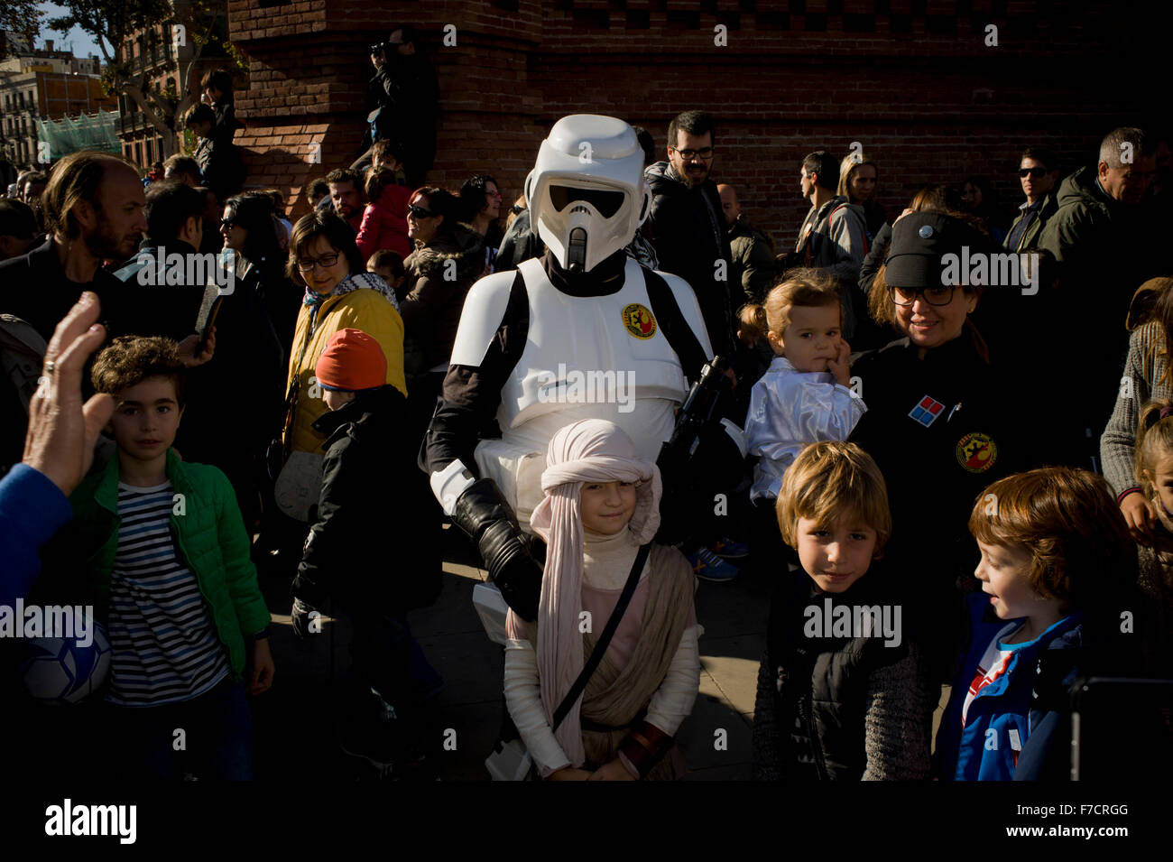 Barcelone, Espagne. 29 Nov, 2015. Des gens habillés comme des personnages de la série de films Star Wars pose pour les photos de Barcelone, Espagne au cours d'une réunion de fans de Star Wars le 29 novembre 2015. Le 18 décembre première mondiale le film La Force s'éveille, l'Épisode VII. Crédit : Jordi Boixareu/Alamy Live News Banque D'Images