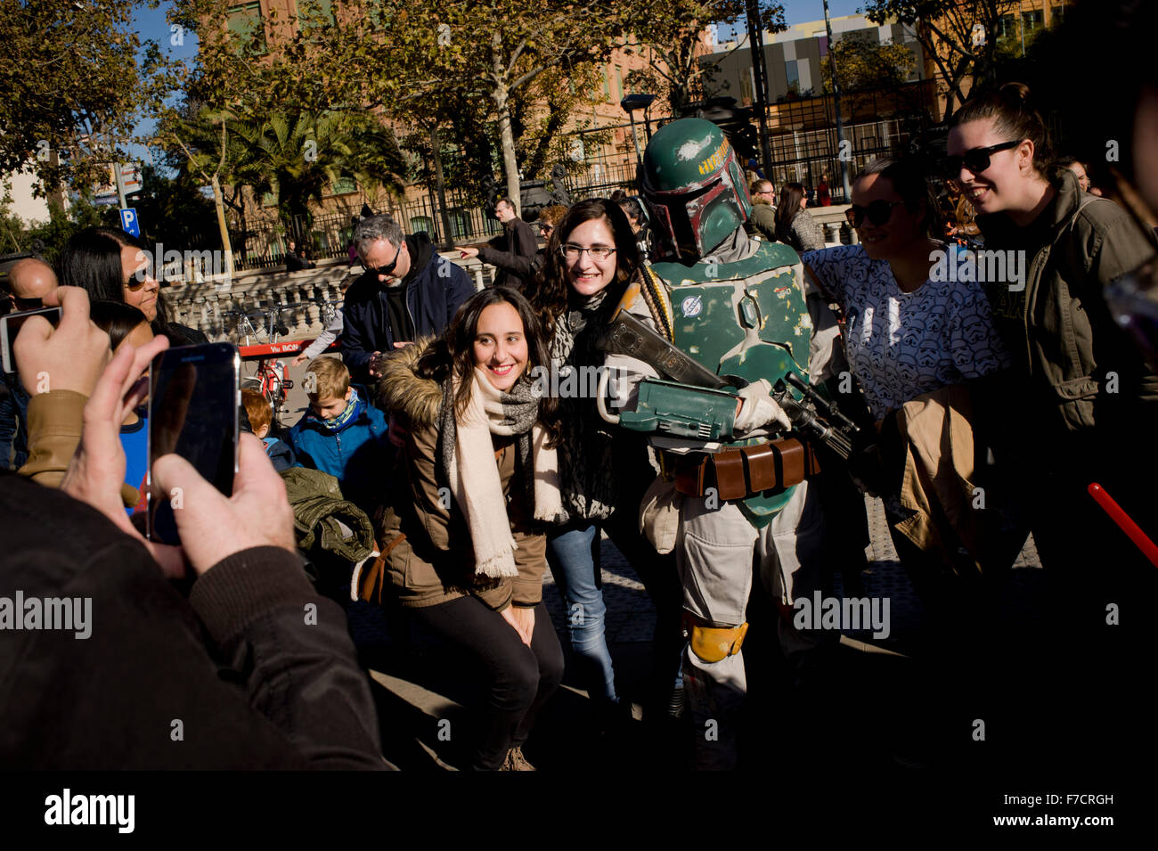 Barcelone, Espagne. 29 Nov, 2015. Des gens habillés comme des personnages de la série de films Star Wars pose pour les photos de Barcelone, Espagne au cours d'une réunion de fans de Star Wars le 29 novembre 2015. Le 18 décembre première mondiale le film La Force s'éveille, l'Épisode VII. Crédit : Jordi Boixareu/Alamy Live News Banque D'Images