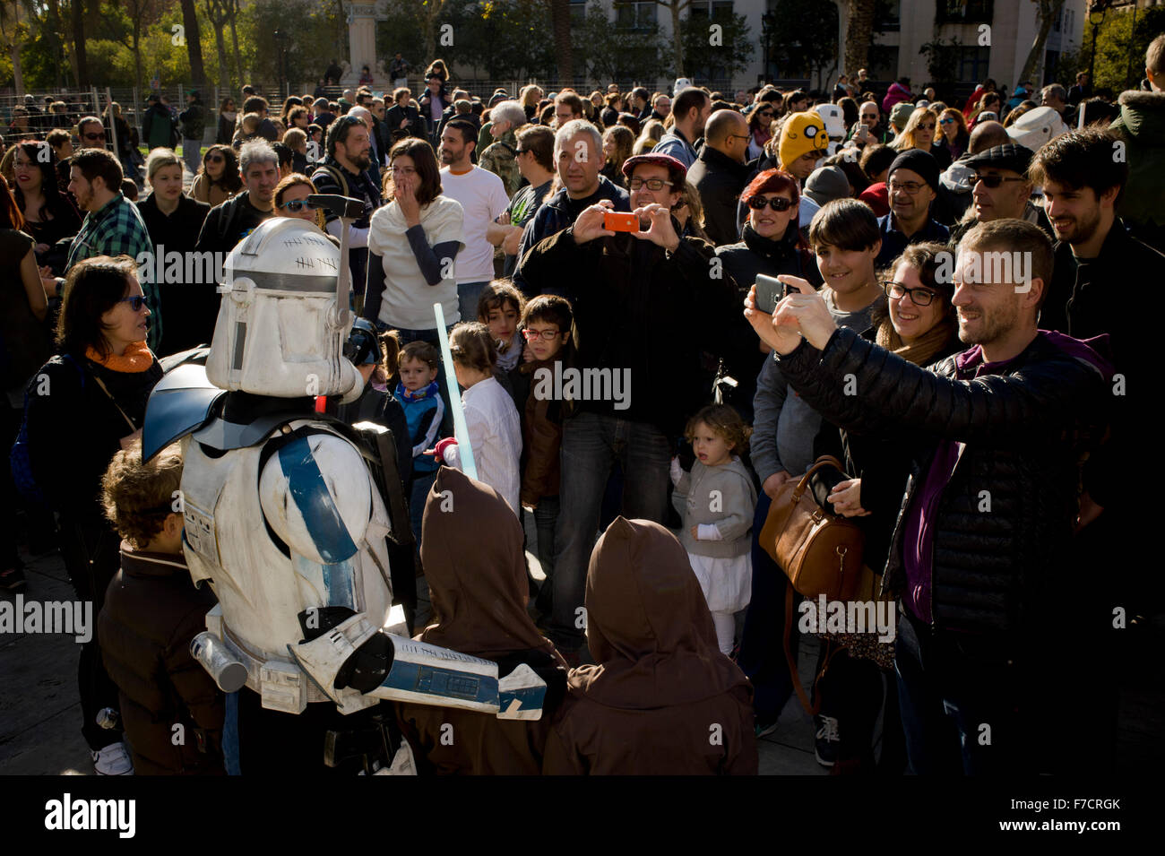 Barcelone, Espagne. 29 Nov, 2015. Des gens habillés comme des personnages de la série de films Star Wars pose pour les photos de Barcelone, Espagne au cours d'une réunion de fans de Star Wars le 29 novembre 2015. Le 18 décembre première mondiale le film La Force s'éveille, l'Épisode VII. Crédit : Jordi Boixareu/Alamy Live News Banque D'Images