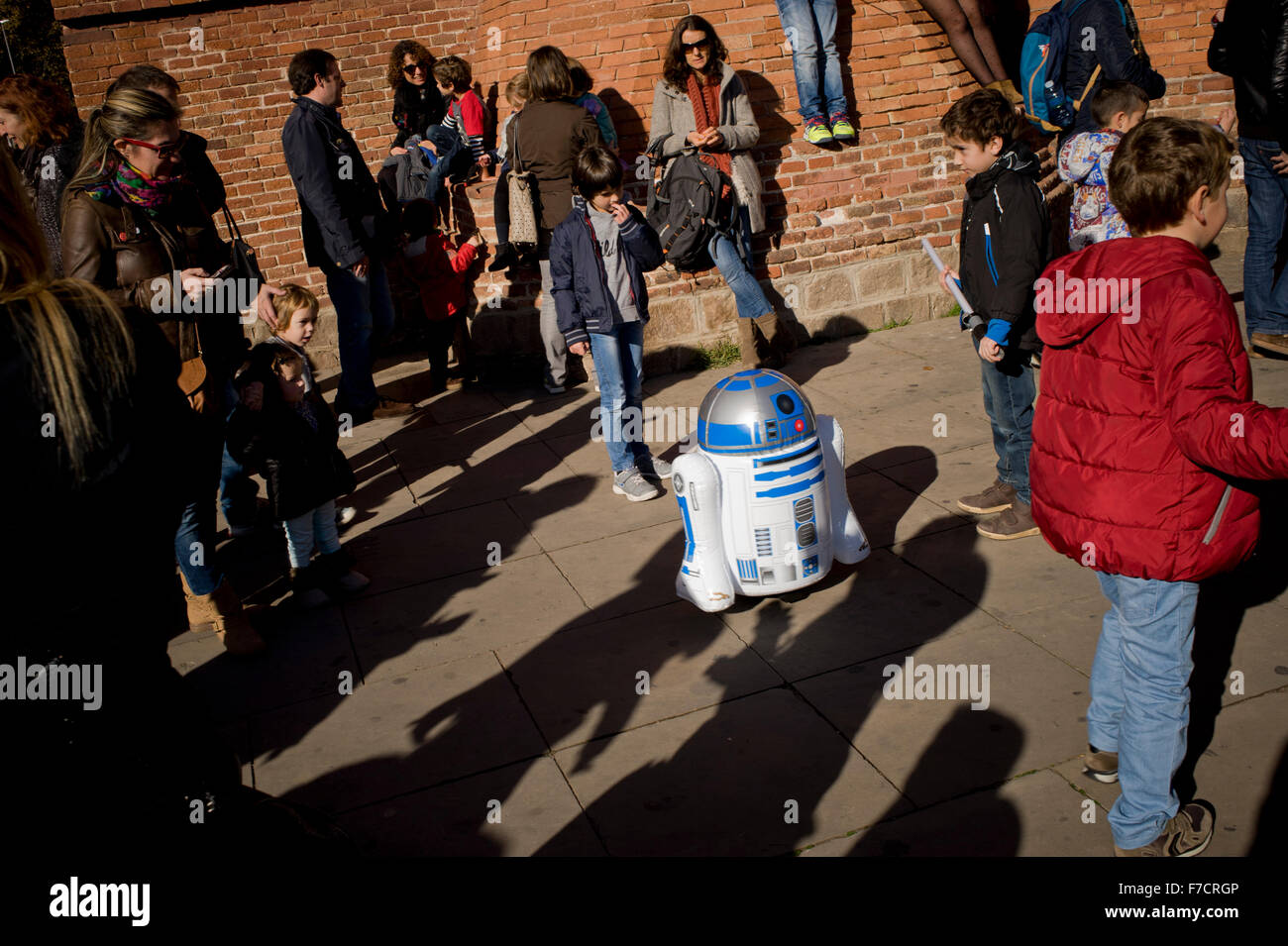 Barcelone, Espagne. 29 Nov, 2015. R2-D2 caractère de la série de films Star Wars est vu à Barcelone, Espagne au cours d'une réunion de fans de Star Wars le 29 novembre 2015. Le 18 décembre première mondiale le film La Force s'éveille, l'Épisode VII. Crédit : Jordi Boixareu/Alamy Live News Banque D'Images