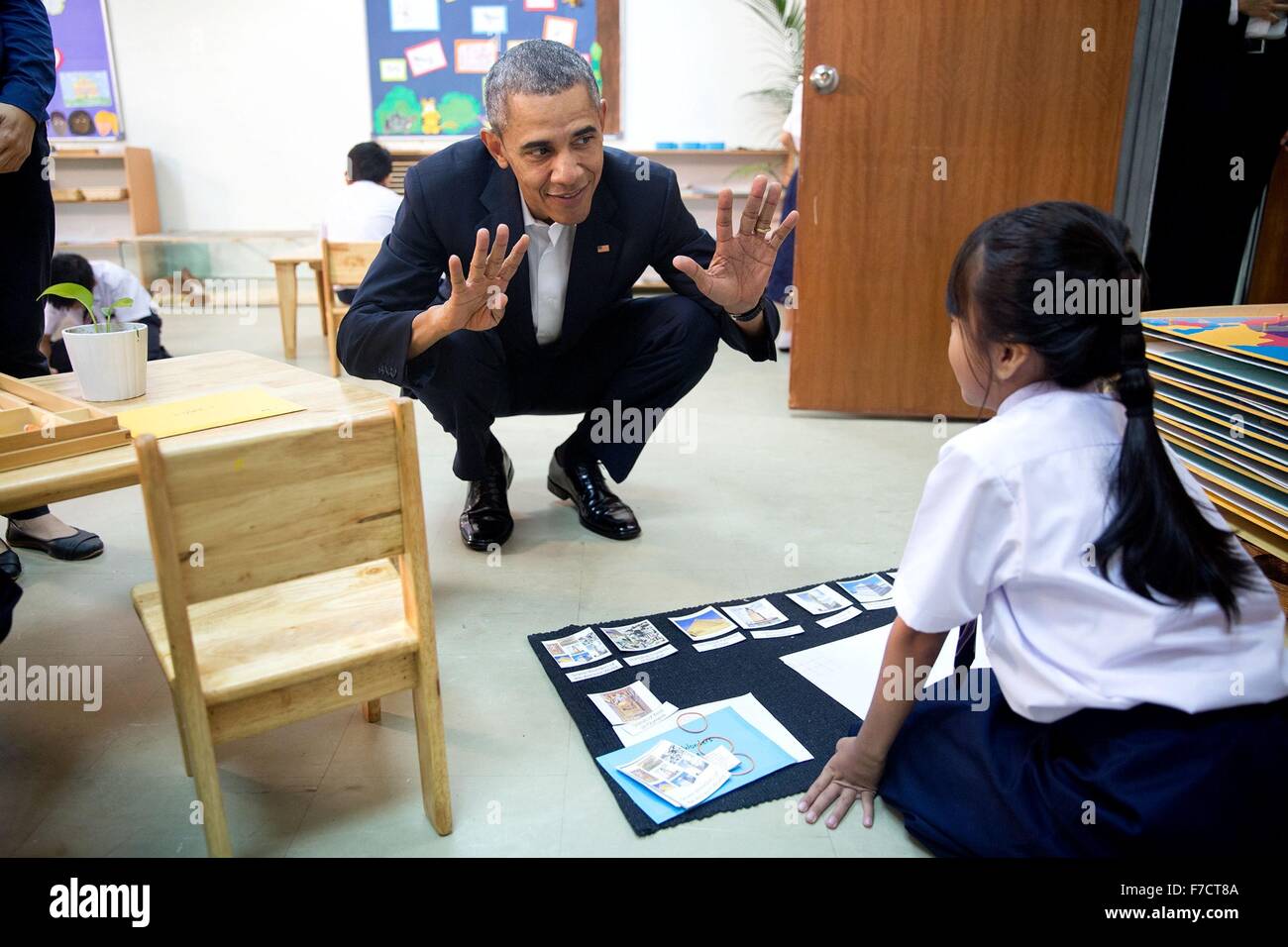 Le président des États-Unis, Barack Obama parle avec une jeune fille au cours d'une visite de la dignité pour les enfants le 21 novembre 2015 Fondation à Kuala Lumpur, Malaisie. Le Centre aide les familles pauvres et les réfugiés, y compris ceux du Myanmar et la Syrie. Banque D'Images