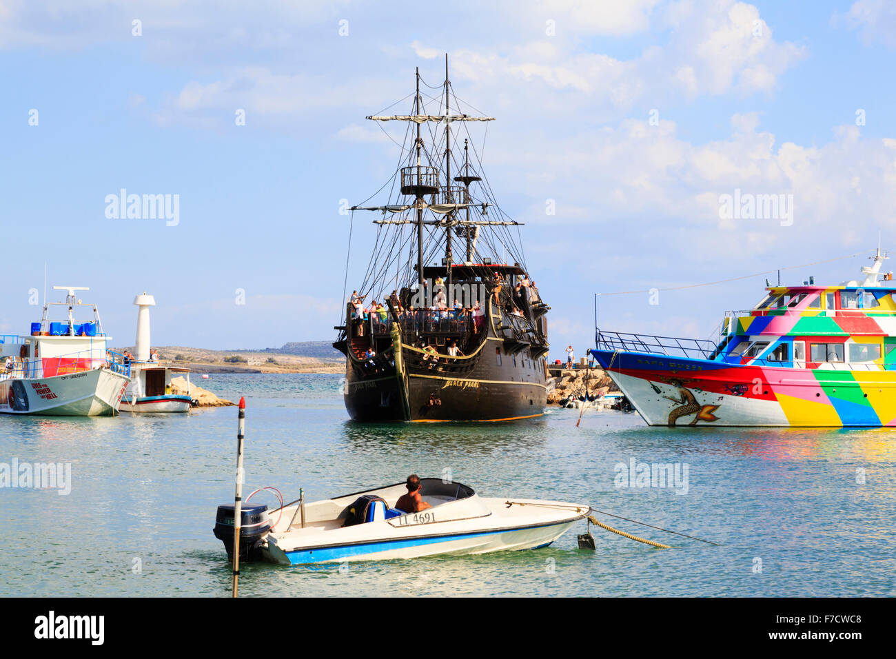 'Black Pearl' party cruise navire entrant dans le port d'Ayia Napa. Banque D'Images