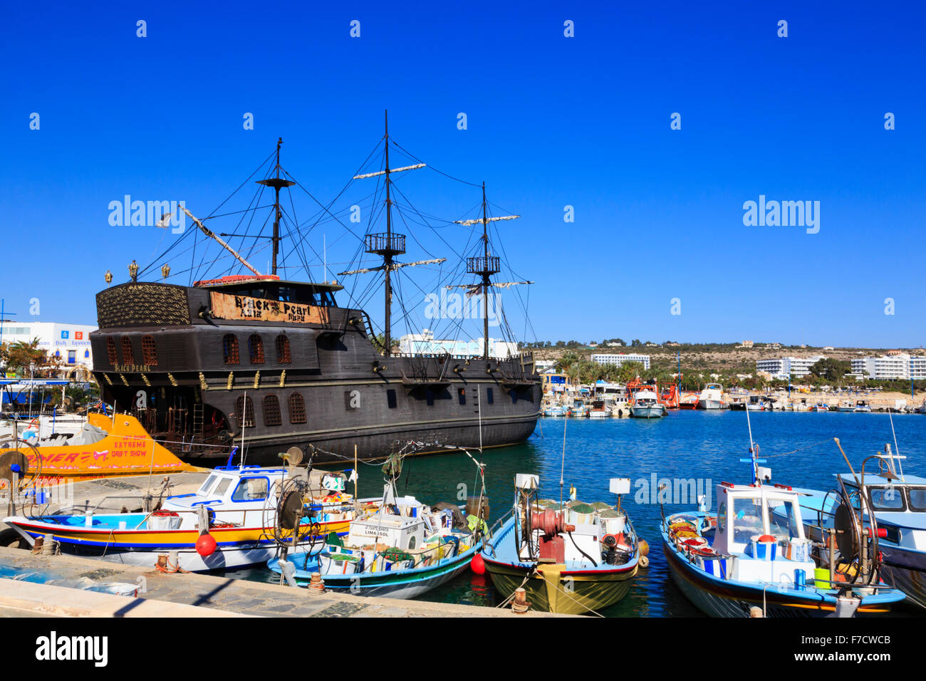'Black Pearl' bateau de partie en Ayia Napa port avec bateaux de pêche locaux.port d'Ayia Napa, Chypre. Banque D'Images