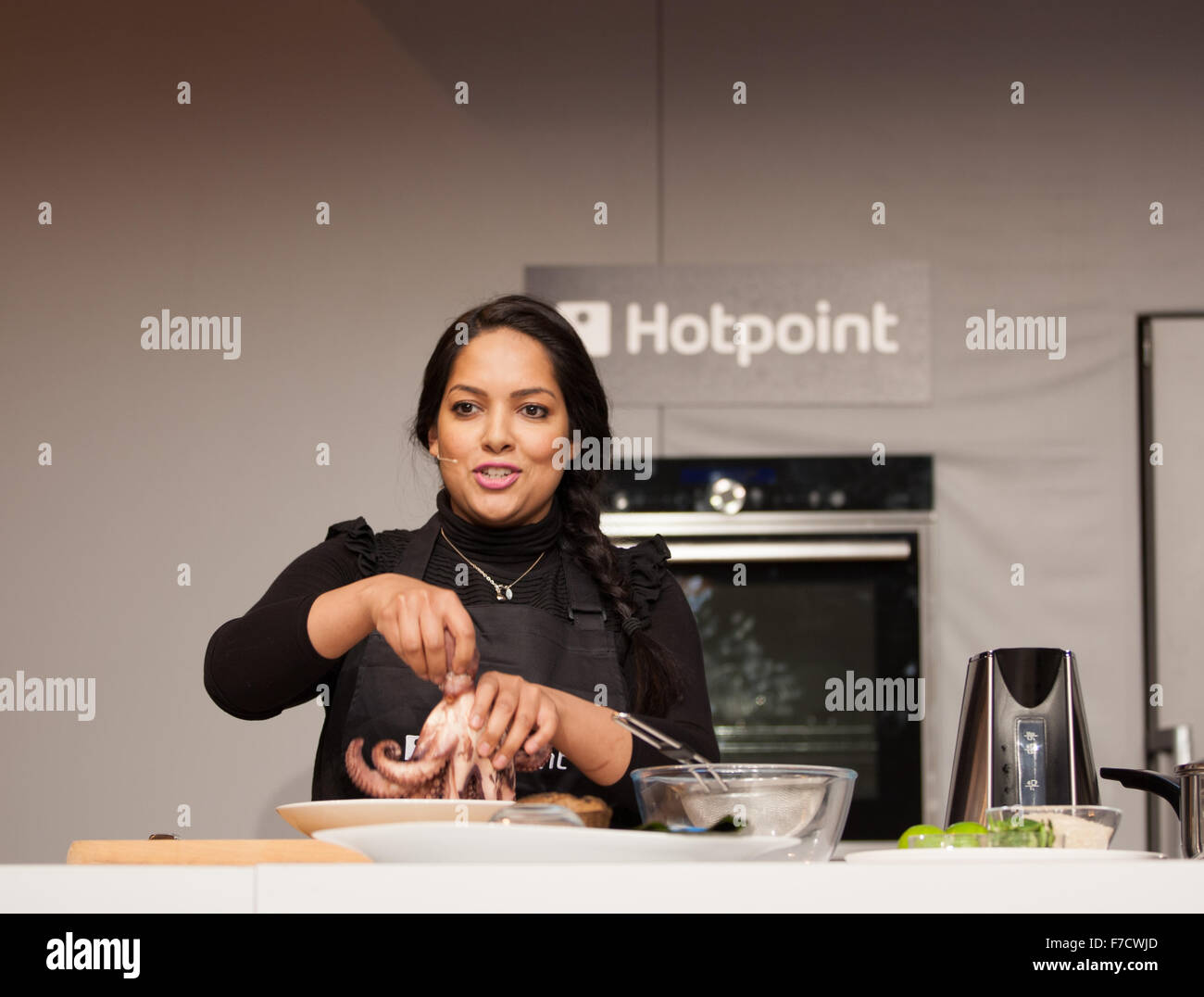 Birmingham, UK. 29 Nov, 2015. Shelina Permalloo démonstration de cuisine sur le comptoir de stand à la bonne nourriture montrent l'hiver. Crédit : Steven re/Alamy Live News Banque D'Images