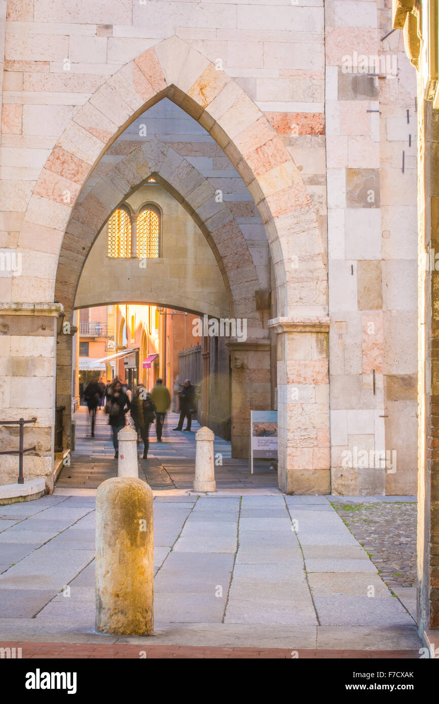 Modène, Émilie-Romagne, Italie. Piazza Grande et cathédrale au coucher du soleil. Banque D'Images