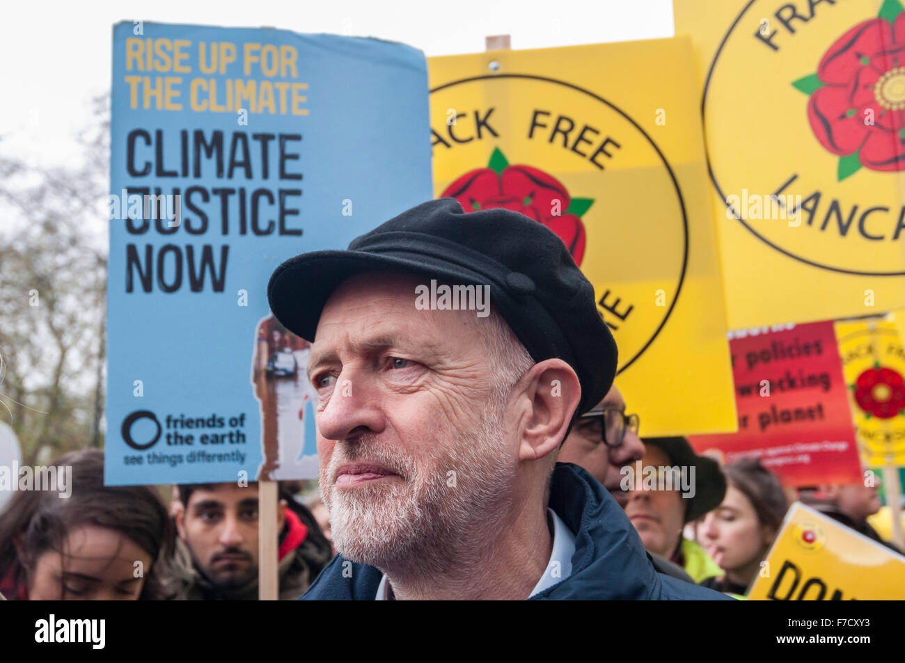 Londres, Royaume-Uni. 29 novembre 2015. Jeremy Corbyn, leader du parti du travail assiste à la mars climatique, l'un de ces nombreux défilés qui ont lieu dans les plus grandes villes du monde, exigeant que les gouvernements prennent des mesures contre le changement climatique. Des milliers de personnes ont marché à la suite d'une route à travers la capitale de Park Lane à Millbank. Crédit : Stephen Chung / Alamy Live News Banque D'Images