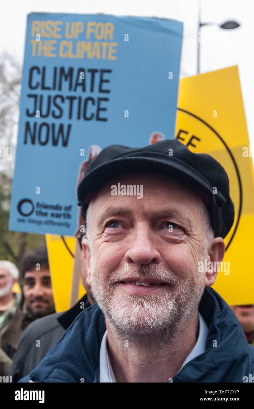 Londres, Royaume-Uni. 29 novembre 2015. Jeremy Corbyn, leader du parti du travail assiste à la mars climatique, l'un de ces nombreux défilés qui ont lieu dans les plus grandes villes du monde, exigeant que les gouvernements prennent des mesures contre le changement climatique. Des milliers de personnes ont marché à la suite d'une route à travers la capitale de Park Lane à Millbank. Crédit : Stephen Chung / Alamy Live News Banque D'Images