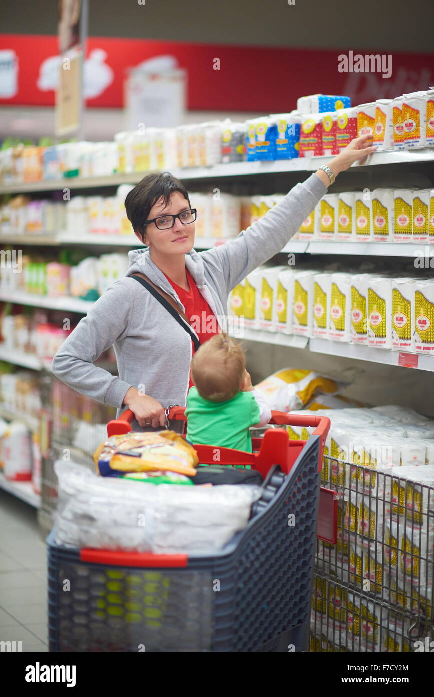 Jeune maman avec bébé dans shopping mall supermarché store pour acheter de la nourriture et d'épicerie Banque D'Images