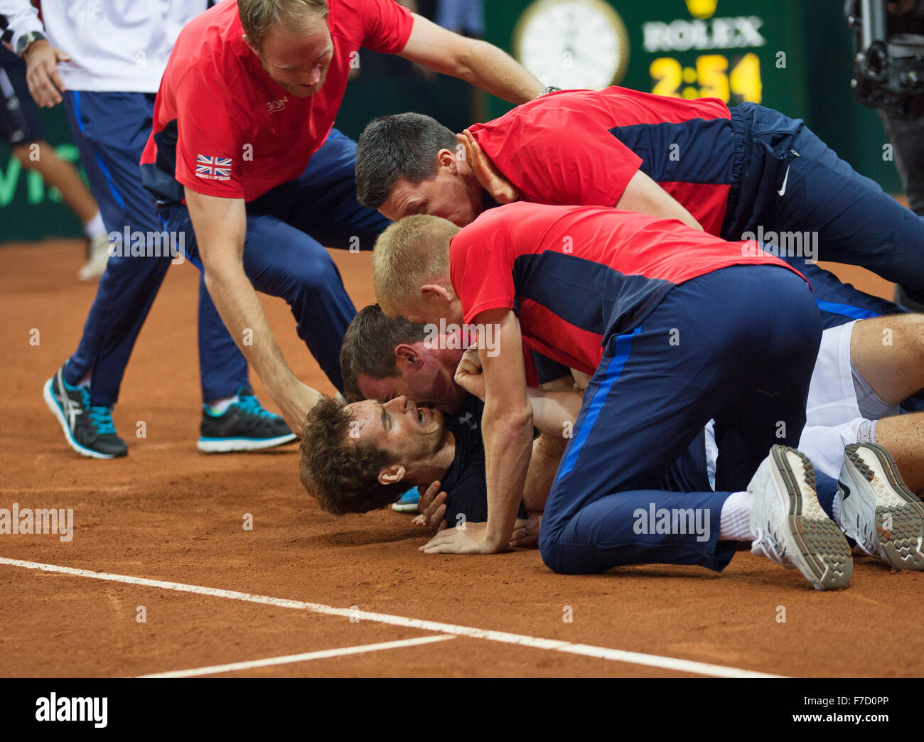 Gand, Belgique, le 29 novembre 2015, la finale de la Coupe Davis, Belgium-Great la Grande-Bretagne, troisième jour, Andy Murray (GBR) tombe en panne sur l'argile après avoir battu David Goffin et la notation point gagnant pour la Grande-Bretagne 3-1, le capitaine Leon Smith et les membres de son équipe l'embrasser, la Grande-Bretagne remporte le trophée de la Coupe Davis 2015. Photo : Tennisimages/Henk Koster Banque D'Images