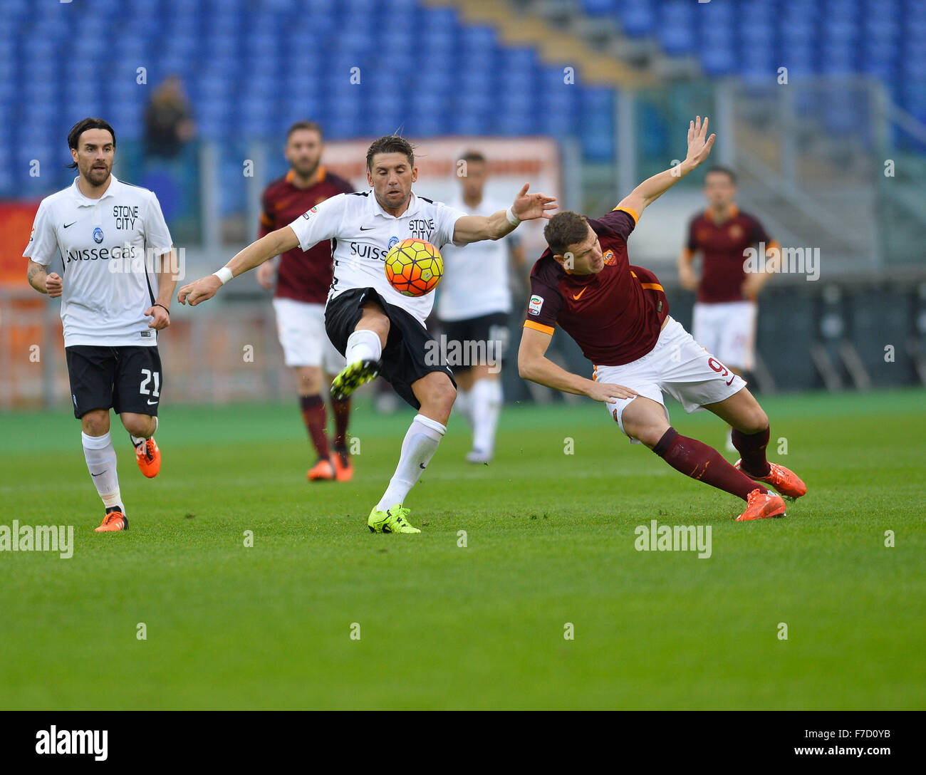 Rome, Italie. 29 Nov, 2015. Edin Dzeko et Guglielmo Stendardo au cours de la Serie A italienne football match A.S. Roma vs A.C. Atalanta au Stade olympique de Rome, le 29 novembre 2015. Credit : Silvia Lore'/Alamy Live News Banque D'Images