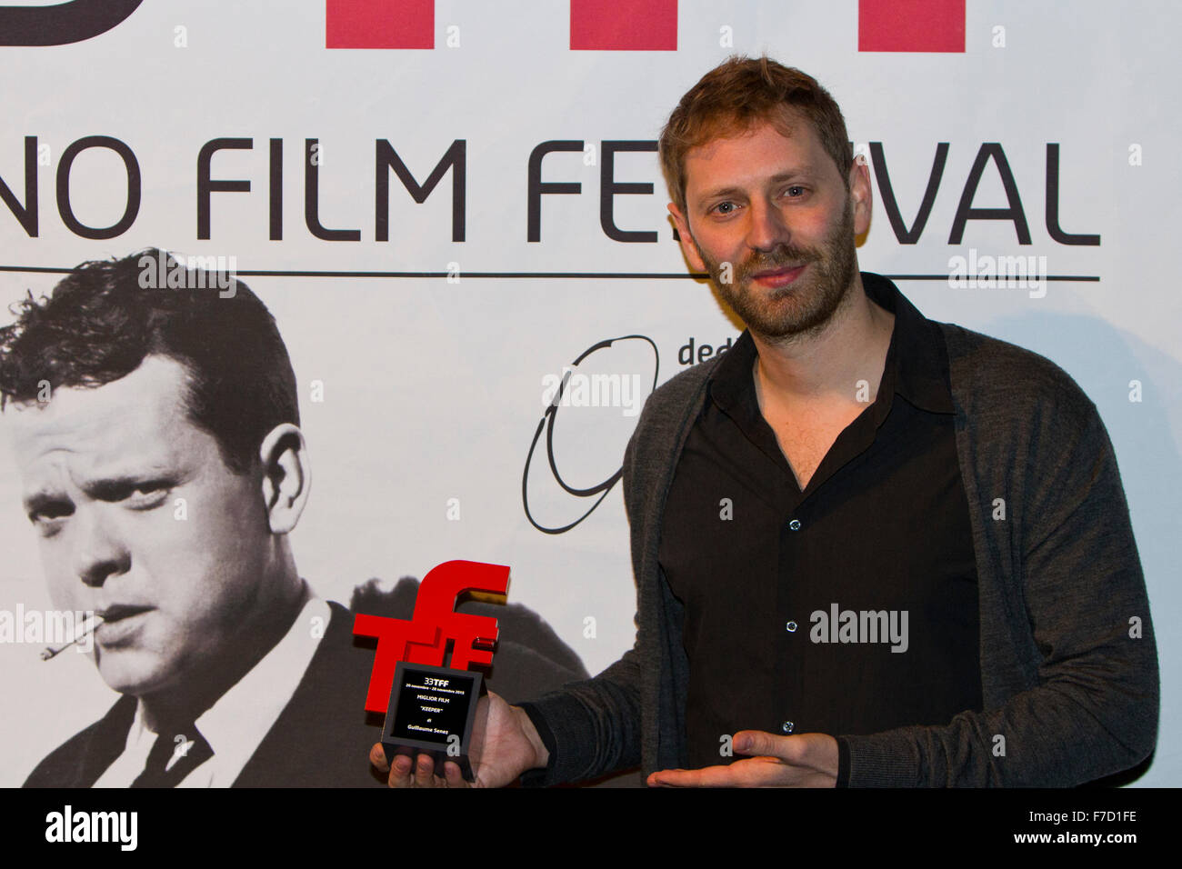 Turin, Italie. 28 Nov, 2015. Réalisateur Guillaume Senez reçoit le Prix du meilleur film pour le film 'Keeper' au Torino Film Festival. Le Torino Film Festival (aussi appelé le Festival du Film de Turin, la FFT) est un festival international du film qui a lieu chaque année à Turin, Italie. Lieu tous les mois de novembre, c'est le deuxième plus grand film festival en Italie, après le Festival du Film de Venise. © Marco Destefanis/Pacific Press/Alamy Live News Banque D'Images