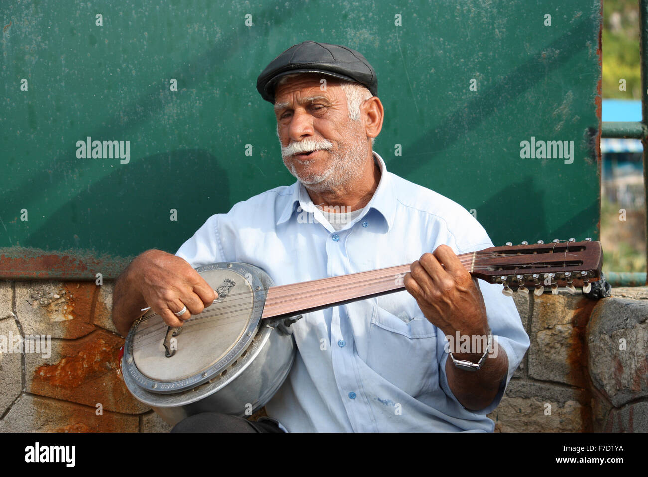 L'homme jouant un instrument de style banjo fait maison à Antalya, Turquie Banque D'Images