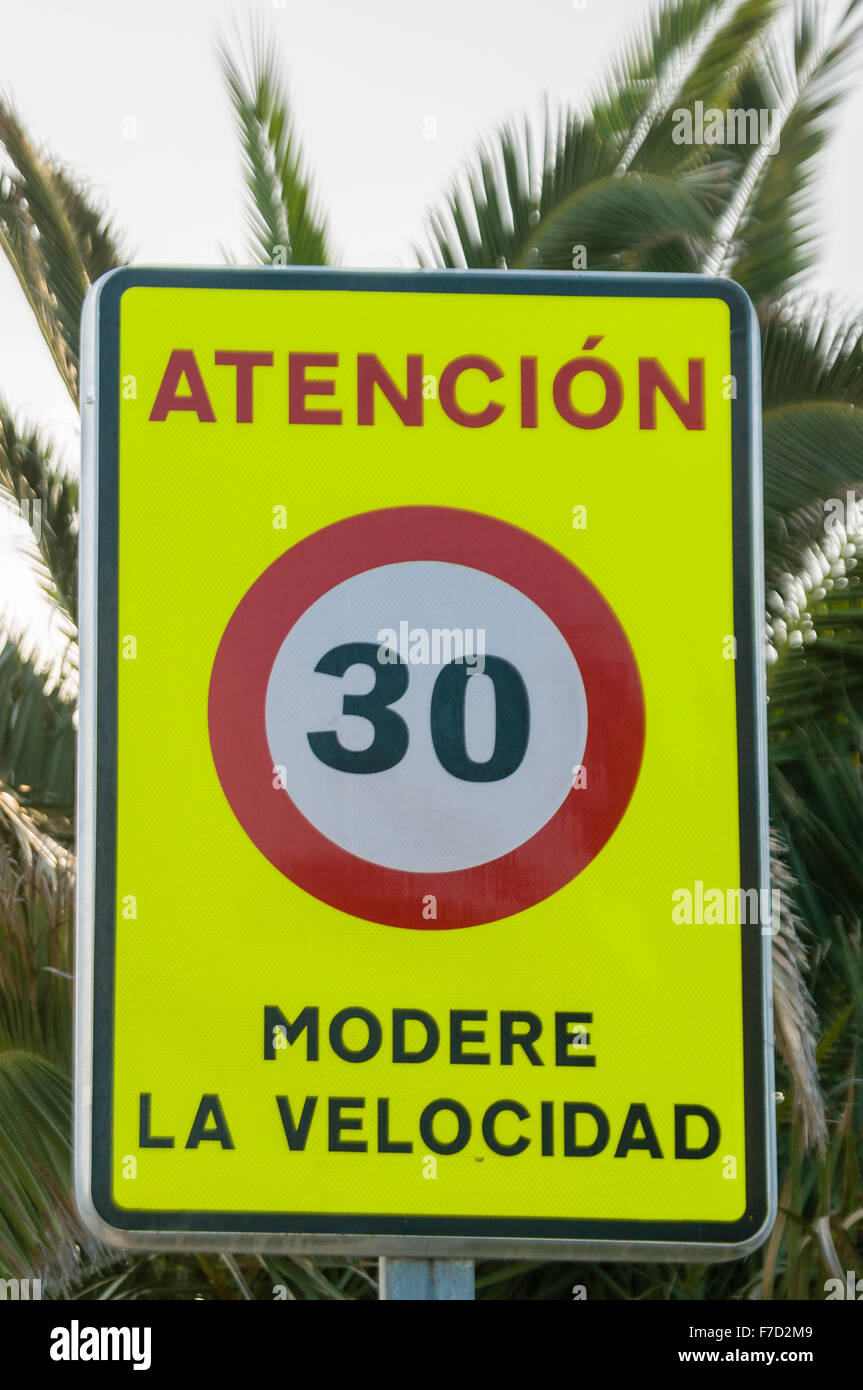 Trafic routier espagnol avertissement signe les automobilistes à réduire leur vitesse à 30 km/h Banque D'Images