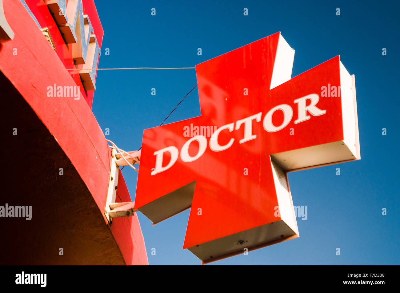Panneau rouge à l'extérieur d'une chirurgie de médecins Banque D'Images
