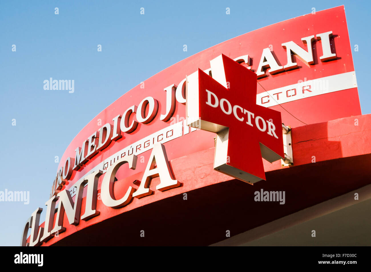 Panneau rouge à l'extérieur d'une chirurgie médecins espagnols Banque D'Images