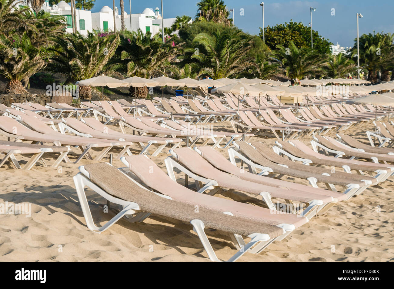 Chaises longues sur une plage vide à une station touristique espagnol Banque D'Images