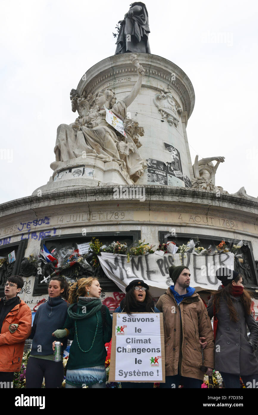 Paris, France. 29 Nov, 2015. Les manifestants sont à la place de Paris, La Place de la République, avant le début de la Conférence sur les changements climatiques (COP21) à Paris, France, le 29 novembre, 2015. © Li Genxing/Xinhua/Alamy Live News Banque D'Images