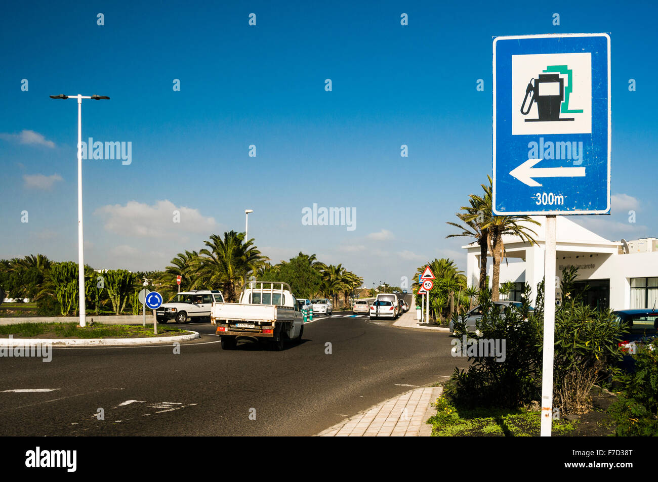 Inscrivez-diriger les automobilistes à l'essence la plus proche station de remplissage du réservoir de carburant Banque D'Images