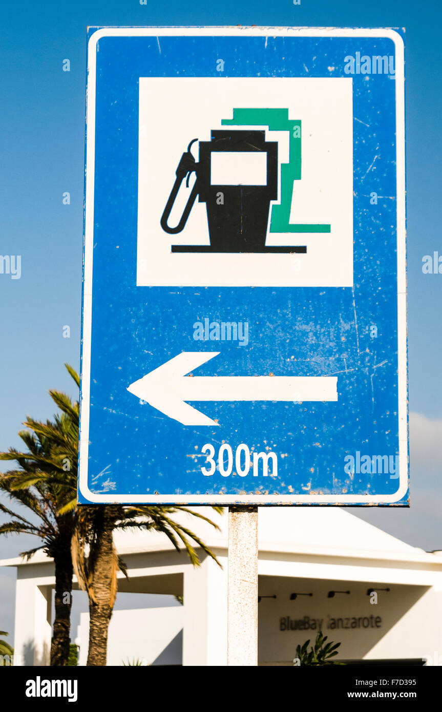 Inscrivez-diriger les automobilistes à l'essence la plus proche station de remplissage du réservoir de carburant Banque D'Images