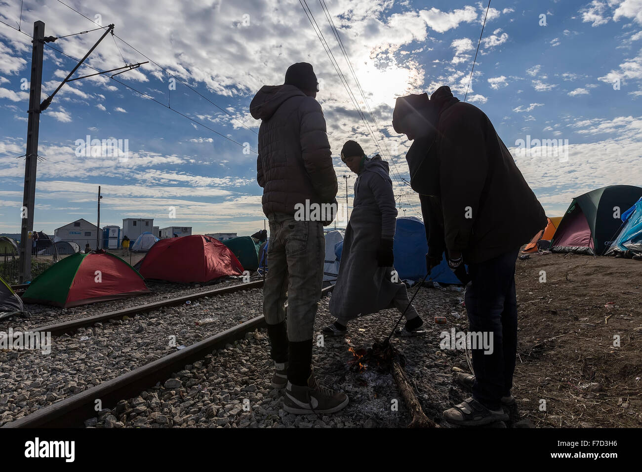 Idomeni, Grèce, le 29 novembre 2015 : Des centaines d'immigrants sont dans une attente à la frontière entre la Grèce et l'ARYM en attendant le bon moment pour continuer leur voyage de passages sans surveillance : Crédit VASILIS VERVERIDIS/Alamy Live News Banque D'Images