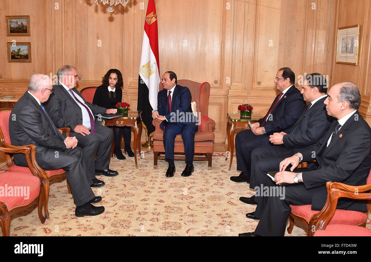 Le 29 novembre 2015 - Paris, Paris, France - le président égyptien, Abdel Fattah al-Sisi se réunit avec le président d'explications de Dassault Aviation Eric Trappier, à Paris le 29 novembre 2015 (Crédit Image : © Bureau Président égyptien/APA des images à l'aide de Zuma sur le fil) Banque D'Images