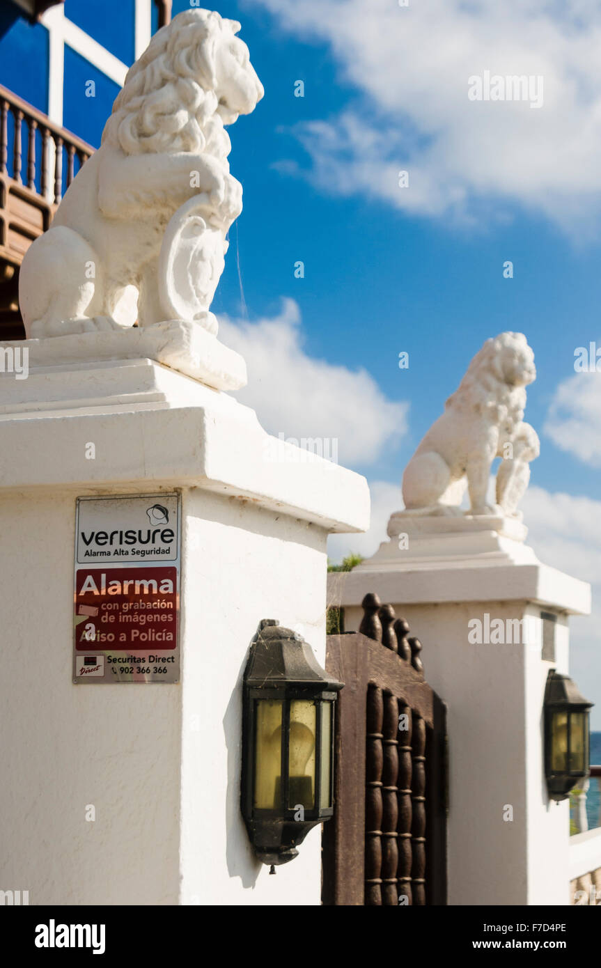 Inscrivez-vous à la porte d'une propriété espagnole visiteurs avertissement qu'il y a une alarme surveillé sur place Banque D'Images