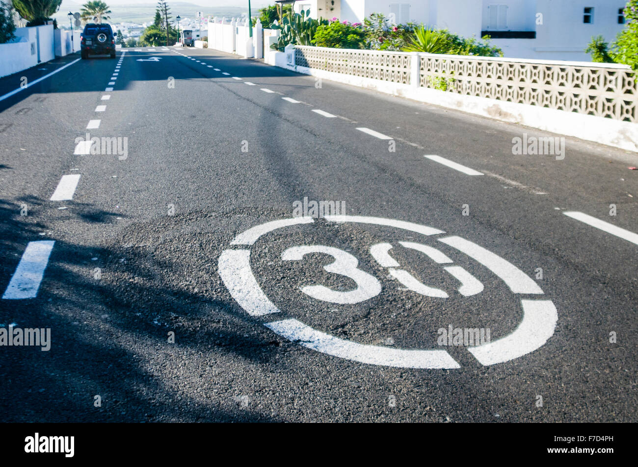 30km/h/30mph vitesse limite peint sur une route Banque D'Images