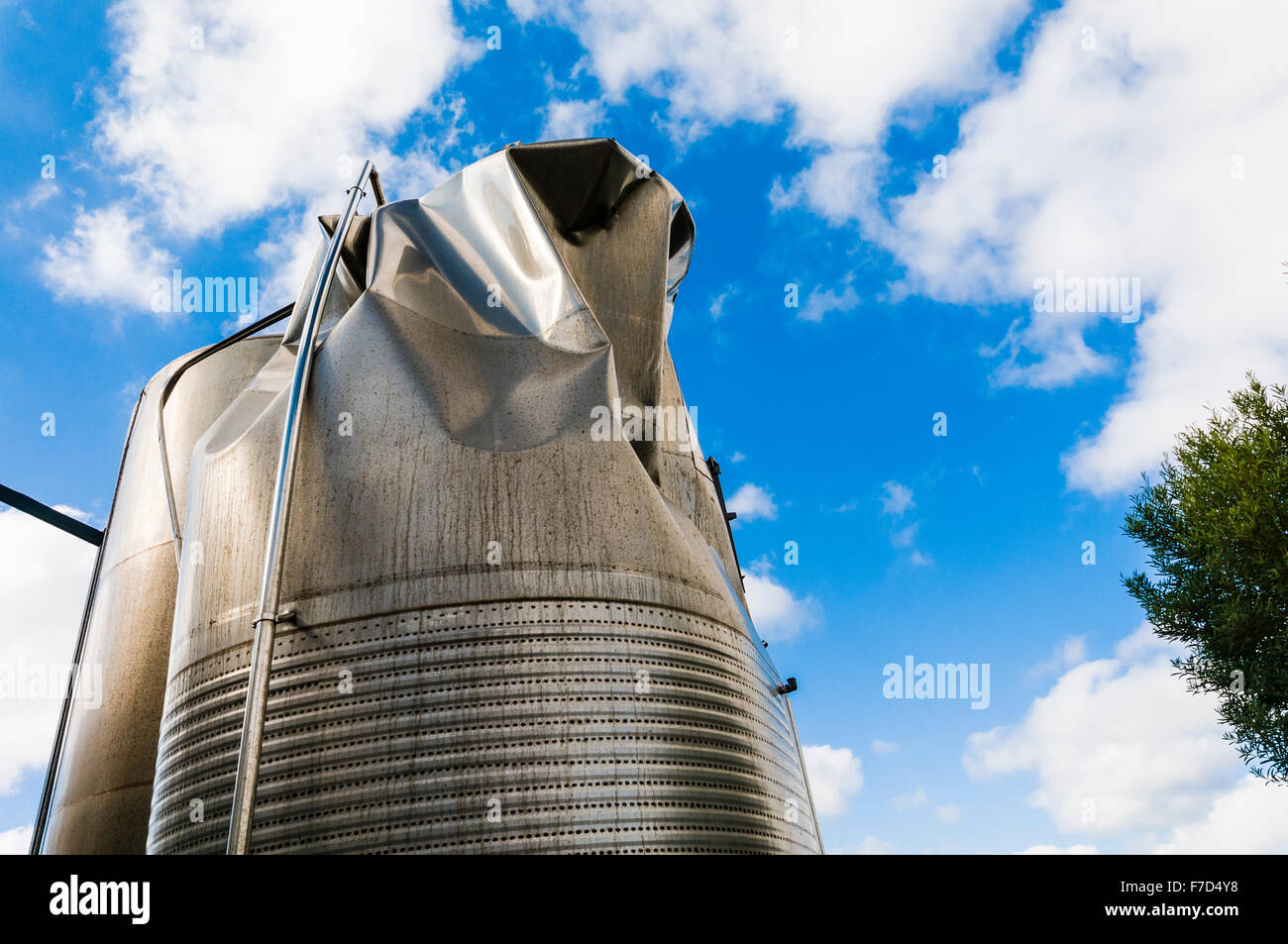 Acier inoxydable froissé et endommagé la fermentation de la tva à un vignoble. Banque D'Images