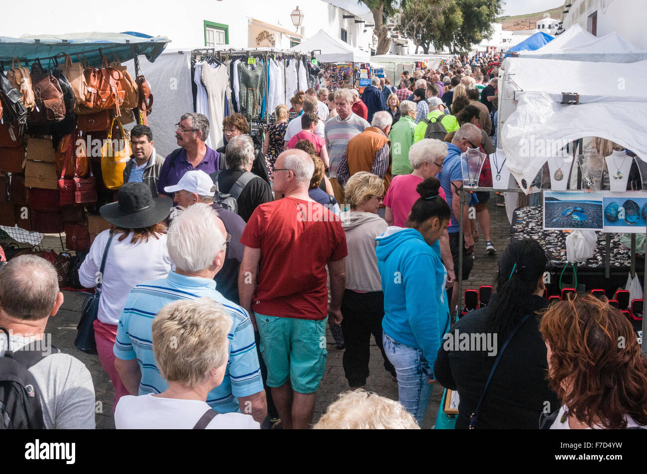 Les consommateurs dans le marché du dimanche dans la ville de Teguise Lanzarote Banque D'Images