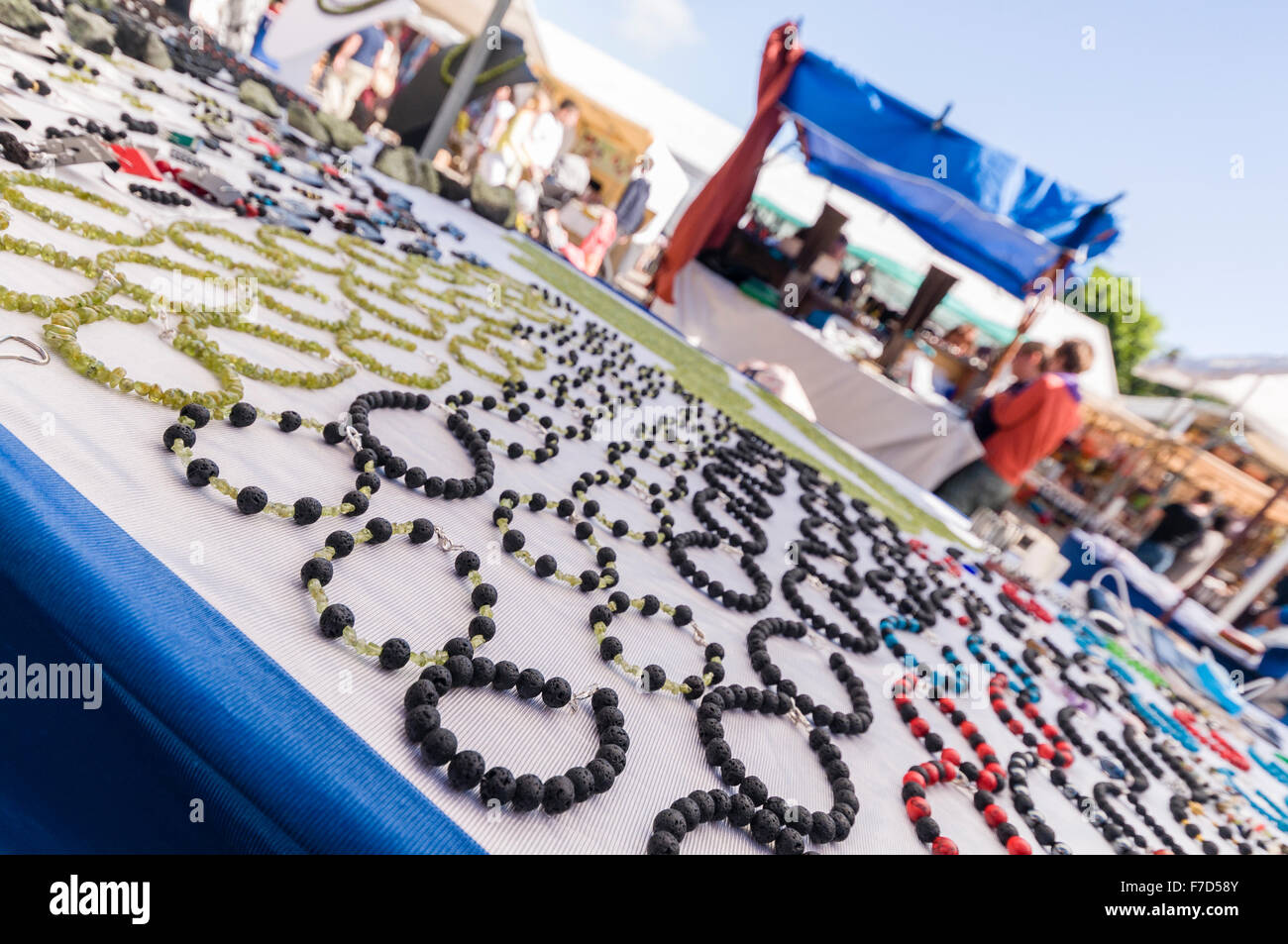 Bijoux faits à la main en pierre olivine olivina (silicate de fer de magnésium) à vendre dans un stand dans un marché du dimanche Banque D'Images
